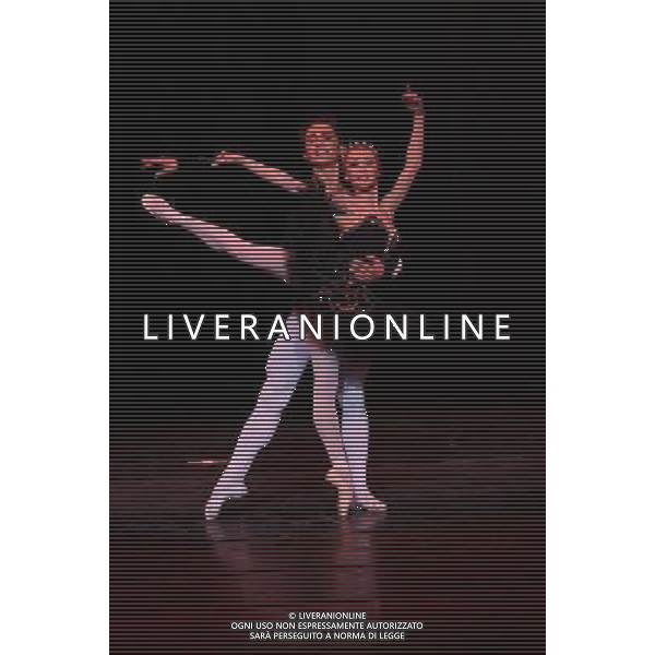 \'Il lago dei cigni\' con il Teatro Nazionale di Opera e Balletto della Moldavia al teatro Arcimboldi di Milano nella foto:Iana Salendo e Dinu Tamazlacaru, primi solisti del Teatro dell\'Opera di Berlino © Antonio Sorano - ag. Aldo Liverani sas