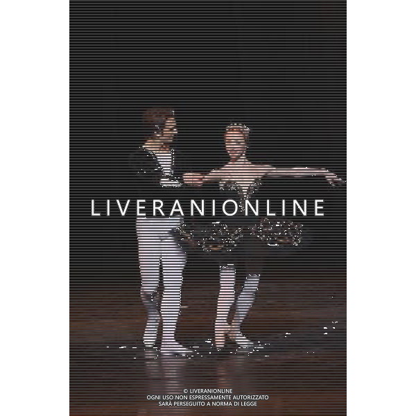 \'Il lago dei cigni\' con il Teatro Nazionale di Opera e Balletto della Moldavia al teatro Arcimboldi di Milano nella foto:Iana Salendo e Dinu Tamazlacaru, primi solisti del Teatro dell\'Opera di Berlino © Antonio Sorano - ag. Aldo Liverani sas