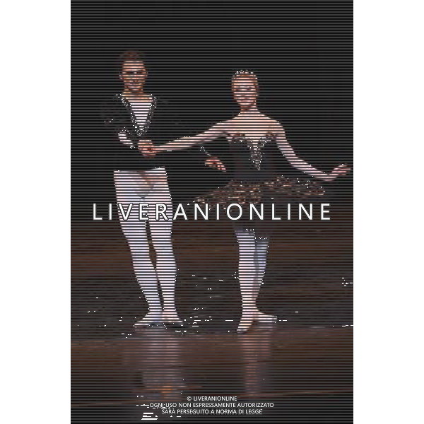 \'Il lago dei cigni\' con il Teatro Nazionale di Opera e Balletto della Moldavia al teatro Arcimboldi di Milano nella foto: Iana Salendo e Dinu Tamazlacaru, primi solisti del Teatro dell\'Opera di Berlino © Antonio Sorano - ag. Aldo Liverani sas