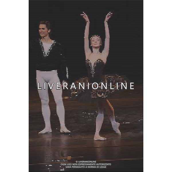 \'Il lago dei cigni\' con il Teatro Nazionale di Opera e Balletto della Moldavia al teatro Arcimboldi di Milano nella foto: Iana Salendo e Dinu Tamazlacaru, primi solisti del Teatro dell\'Opera di Berlino © Antonio Sorano - ag. Aldo Liverani sas