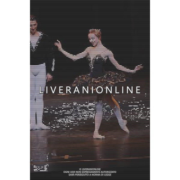 \'Il lago dei cigni\' con il Teatro Nazionale di Opera e Balletto della Moldavia al teatro Arcimboldi di Milano nella foto:Iana Salendo e Dinu Tamazlacaru, primi solisti del Teatro dell\'Opera di Berlino © Antonio Sorano - ag. Aldo Liverani sas