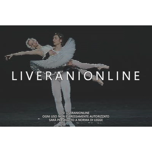 \'Il lago dei cigni\' con il Teatro Nazionale di Opera e Balletto della Moldavia al teatro Arcimboldi di Milano nella foto: Iana Salendo e Dinu Tamazlacaru, primi solisti del Teatro dell\'Opera di Berlino © Antonio Sorano - ag. Aldo Liverani sas