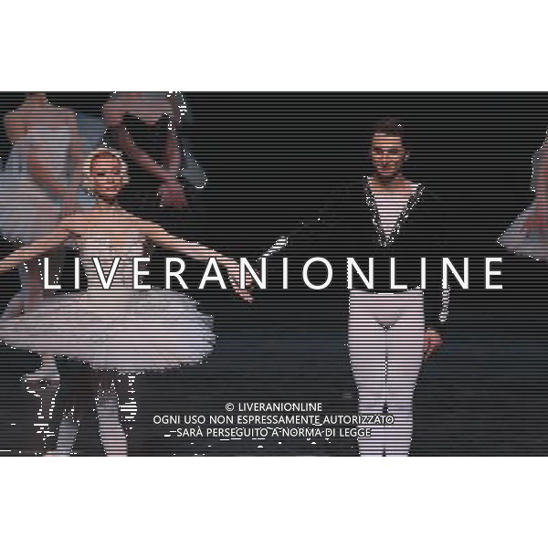 \'Il lago dei cigni\' con il Teatro Nazionale di Opera e Balletto della Moldavia al teatro Arcimboldi di Milano nella foto: Iana Salendo e Dinu Tamazlacaru, primi solisti del Teatro dell\'Opera di Berlino © Antonio Sorano - ag. Aldo Liverani sas