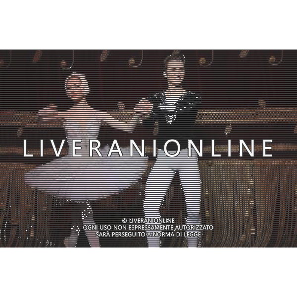 \'Il lago dei cigni\' con il Teatro Nazionale di Opera e Balletto della Moldavia al teatro Arcimboldi di Milano nella foto: Iana Salendo e Dinu Tamazlacaru, primi solisti del Teatro dell\'Opera di Berlino © Antonio Sorano - ag. Aldo Liverani sas