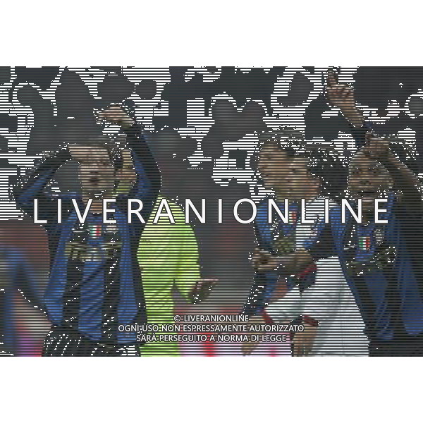 Milano 13-01-2009 coppa italia tim cup 2008/09 inter-genoa 3:1 nella foto cristian chivu e maicon chiamano il guardalinee ph marco luzzani/ag aldo liverani s.a.s. 