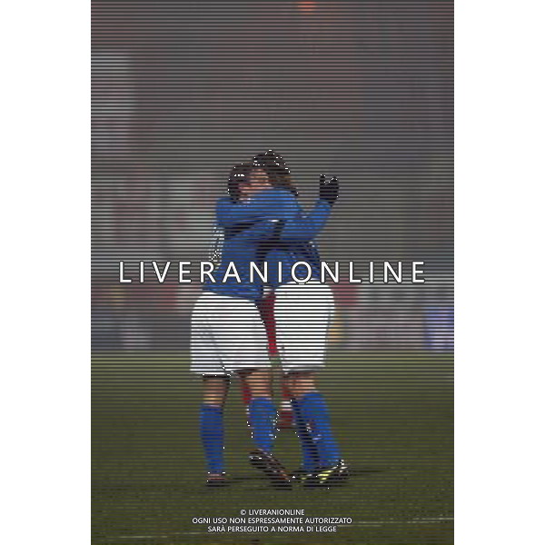 POLONIA-ITALIA NAZIONALE AMICHEVOLE 12/11/2003 NELLA FOTO ESULTANZA DI ANTONIO CASSANO ABBRACCIATO DOPO IL GOL* FOTO PAOLA GARBUIO/AGENZIA ALDO LIVERANI