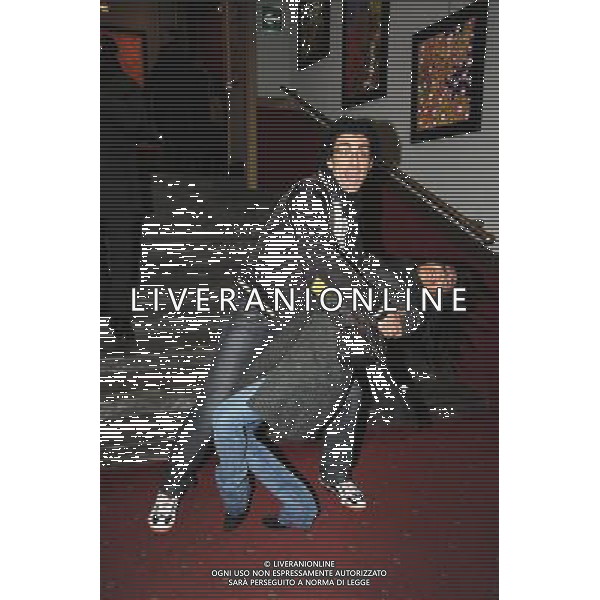 PRIMA DELLO SPETTACOLO TEATRALE: \' THE PROZAC FAMILY\' TEATRO PARIOLI - ROMA NELLA FOTO: SIMONE DI PASQUALE CON LA COMPAGNA © MASSIMO BRUNI - AG. ALDO LIVERANI SAS