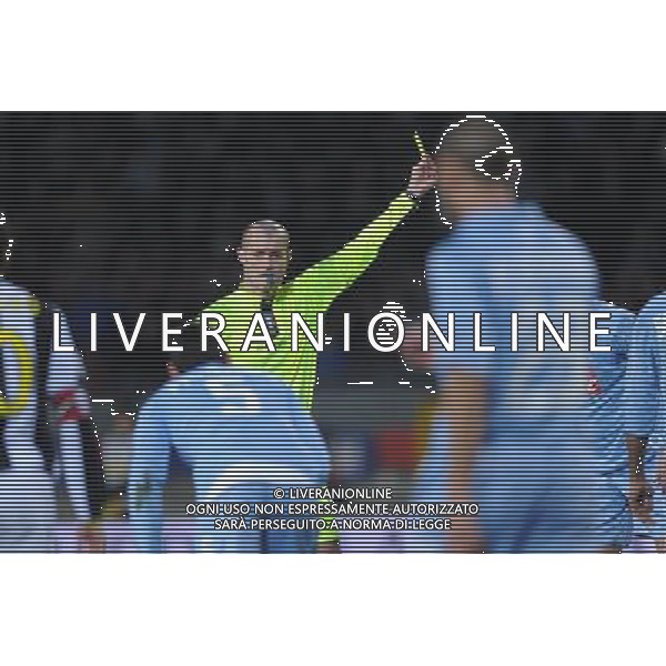 4-2-2009 Torino Sport Calcio Juventus Napoli Coppa Italia Tim 2008/2009 Nella foto:l\'ammonizione dell\'arbitro ayroldi a carico di fabiano santacroce ph.viganti/ag.aldo liverani sas