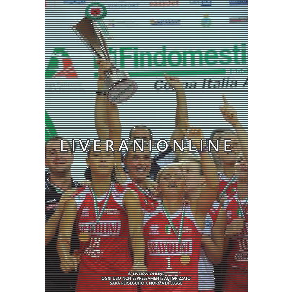 Findomestic Coppa Italia A1 di Volley Femminile Finale Eboli(SA) - 08.02.2009 Scavolini Pesaro-Asystel Volley Novara Nella Foto:GUIGGI ALZA LA COPPA /Ph.Vitez-Ag. Aldo Liverani