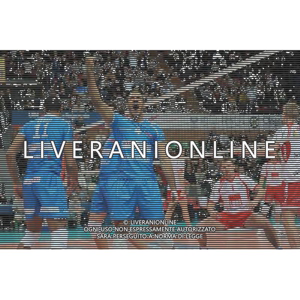 Bre Banca Lannutti Cuneo - Lube Banca Marche Macerata Volley 08-02- 2009 7a giornata di ritorno della Regular Season Nella foto: Esultanza di Javier Gonzales con la delusione di Martin Lebl ©Alessandro Falzone/Agenzia Aldo Liverani Sas
