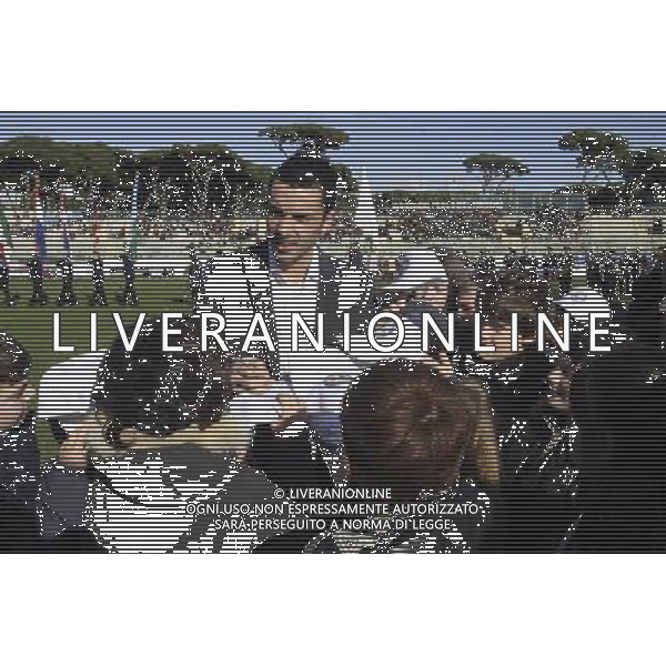 VIAREGGIO, 9 FEBBRAIO 2009 TORNEO DI VIAREGGIO \'COPPA CARNEVALE\' 2009 INTER QUEENS PARK RANGERS NELLA FOTO: RAFFAELE PALLADINO FIRMA AUTOGRAFI DOPO LA CERIMONIA D\'INAUGURAZIONE FOTO AG. A. LIVERANI SAS