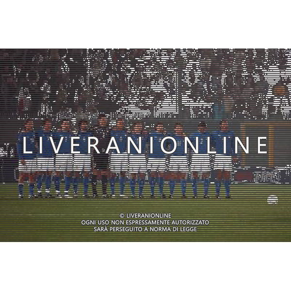 ANCONA 16/11/2003 ITALIA-ROMANIA AMICHEVOLE NELLA FOTO LA NAZIONALE DURANTE IL MINUTO DI RACCOGLIMENTO IN RICORDO DEI CARABINIERI UCCISI IN IRAQ* FOTO ALDO LIVERANI