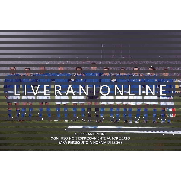 ANCONA 16/11/2003 ITALIA-ROMANIA AMICHEVOLE NELLA FOTO LA NAZIONALE DURANTE IL MINUTO DI RACCOGLIMENTO IN RICORDO DEI CARABINIERI UCCISI IN IRAQ* FOTO ALDO LIVERANI