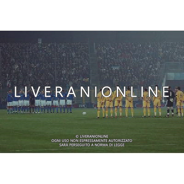 ANCONA 16/11/2003 ITALIA-ROMANIA AMICHEVOLE NELLA FOTO LE NAZIONALI DURANTE IL MINUTO DI RACCOGLIMENTO IN RICORDO DEI CARABINIERI UCCISI IN IRAQ* FOTO ALDO LIVERANI