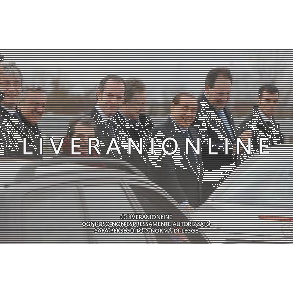MOGLIANO (TV) 08/02/2009 CERIMONIA DI INAUGURAZIONE DEL PASSANTE DI MESTRE NELLA FOTO:DA SIX MAURIZIO SACCONI, BRUNETTA, LUCA ZAIA, MATTEOLI ALTERO SILVIO BERLUSCONI E GALAN GIANCARLO SALUTANO STRINGENDO LA MANO LE PRIME AUTOMOBILI CHE PASSANO PER IL PASSANTE FOTO PAOLA GARBUIO/AG.ALDO LIVERANI