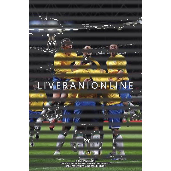 Amichevole Internazionale Londra - 10.02.2009 Brasile-Italia Nella Foto: ABBRACCI ESULTANZA DOPO IL GOL DI ELANO DEL 1-0 /Ph.Vitez-Ag. Aldo Liverani