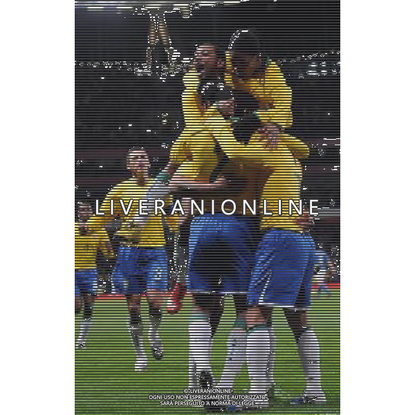 Amichevole Internazionale Londra - 10.02.2009 Brasile-Italia Nella Foto: ABBRACCI ESULTANZA DOPO IL GOL DI ELANO DEL 1-0 /Ph.Vitez-Ag. Aldo Liverani