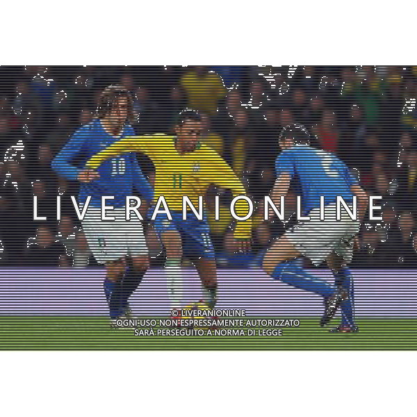 Amichevole Internazionale Londra - 10.02.2009 Brasile-Italia Nella Foto: ROBINHO-GIANLUCA ZAMBROTTA-ANDREA PIRLO /Ph.Vitez-Ag. Aldo Liverani