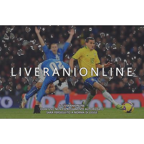 Amichevole Internazionale Londra - 10.02.2009 Brasile-Italia Nella Foto: LUCA TONI-DANIEL ALVES /Ph.Vitez-Ag. Aldo Liverani