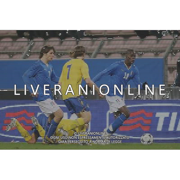 TRIESTE 11/02/2009 GARA AMICHEVOLE ITALIA-SVEZIA UNDER 21 NELLA FOTO:MARIO BALOTELLI CON SVENSSON E DESSENA DANELE FOTO PAOLA GARBUIO/AG.ALDO LIVERANI