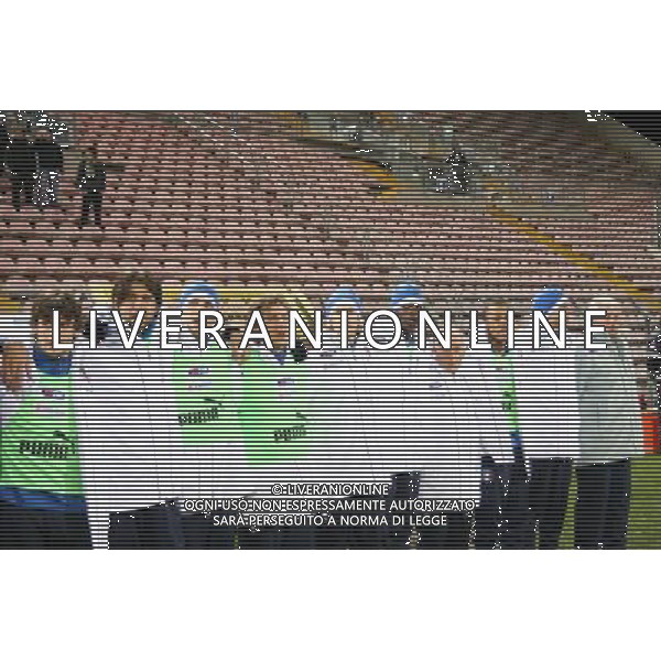 TRIESTE 11/02/2009 GARA AMICHEVOLE ITALIA-SVEZIA UNDER 21 NELLA FOTO:LA PANCHINA CANTA L\'INNO FOTO PAOLA GARBUIO/AG.ALDO LIVERANI