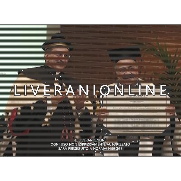 MILANO 16 FEBBRAIO 2009 UNIVERSITA\' IULM CERIMONIA DI APERTURA DELL\'ANNO ACCADEMICO 2008/2009 ALLO IULM E CONSEGNA LAURA HONORIS CAUSA A MAURIZIO COSTANZO. NELLA FOTO: DIRETTORE GIOVANNI PUGLISI E MAURIZIO COSTANZO PH FRANCESCO BONFANTI-AG ALDO LIVERANI