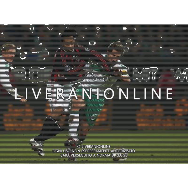 CALCIO BREMA COPPA UEFA 18.02.2009 Werder Brema - AC Milan 1:1 RONALDINHO IM ZWEIKAMPF MIT FRANK BAUMANN Es gelten unsere AGB, einsehbar auf www.firosportphoto.de copyright by firo sportphoto/ag.aldo liverani sas ONLY FOR ITALY 