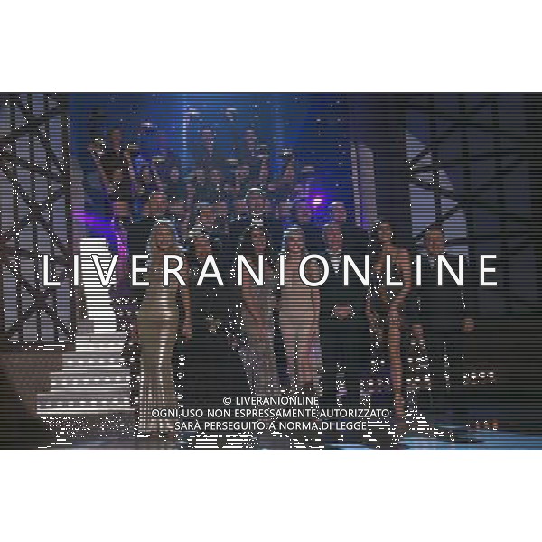 TRASMISSIONE TV: \' MICONSENTA\' ( 2003) NELLA FOTO: CAST ( VALERIA MARINI - LEO GULLOTTA - GABRIELLA LABATE - ANGELA MELILLO - PIPPO FRANCO - PAMELA PRATI - ORESTE LIONELLO) AG. ALDO LIVERANI SAS