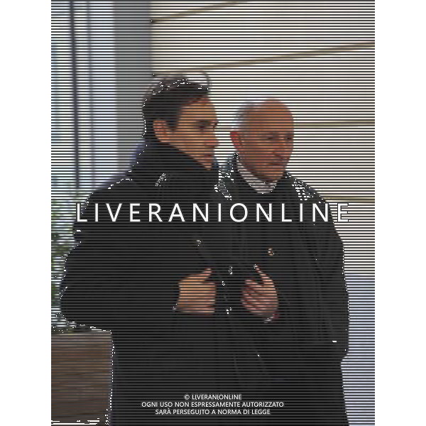 Camera ardente per Candido Cannavo\' nella sede del Corriere della Sera di Via Solferino a Milano 23/02/2009 nella foto il figlio Alessandro con Don Gino Rigoldi ph Romano/Ag. Aldo Liverani Sas