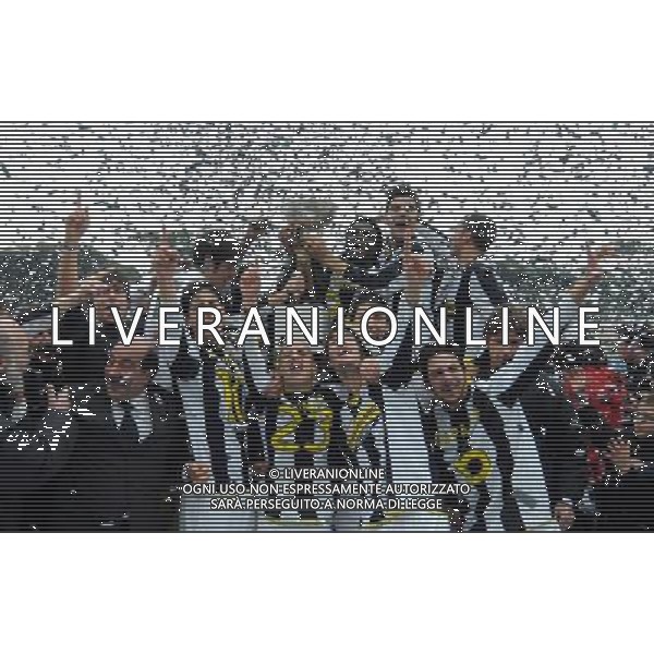 Viareggio Cup World Football Tournament 61°Coppa Carnevale Finale Viareggio - 23.02.2009 Juventus-Sampdoria Nella Foto: L\'ESULTANZA DEI GIOCATORI DELLA JUVENTUS CHE FESTEGGIA LA VITTORIA CON LA COPPA /Ph.Vitez-Ag. Aldo Liverani