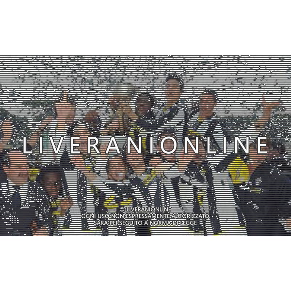 Viareggio Cup World Football Tournament 61°Coppa Carnevale Finale Viareggio - 23.02.2009 Juventus-Sampdoria Nella Foto: L\'ESULTANZA DEI GIOCATORI DELLA JUVENTUS CHE FESTEGGIA LA VITTORIA CON LA COPPA /Ph.Vitez-Ag. Aldo Liverani