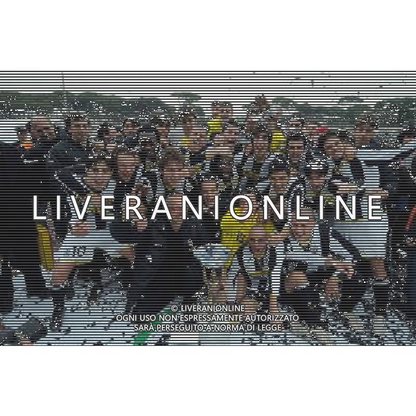Viareggio Cup World Football Tournament 61°Coppa Carnevale Finale Viareggio - 23.02.2009 Juventus-Sampdoria Nella Foto: L\'ESULTANZA DEI GIOCATORI DELLA JUVENTUS CHE FESTEGGIA LA VITTORIA CON LA COPPA /Ph.Vitez-Ag. Aldo Liverani