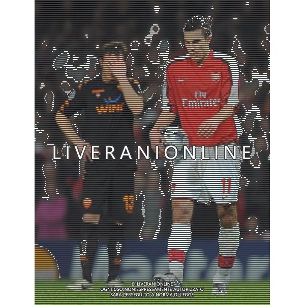 Champions League 2008/2009 Ottavi di Finale - Andata Londra - 24.02.2009 Arsenal-Roma Nella Foto:VAN PERSIE VA SUL DISCHETTO E DISPERAZIONE MOTTA /Ph.Vitez-Ag. Aldo Liverani