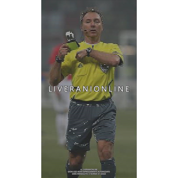 Inter - Manchester United 24/02/2009 Ottavi di Champions League 2008/2009 Nella foto l\'arbitro Cantalejo estrae il cartellino giallo Foto ghidoni/Ag. Aldo Liverani