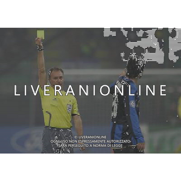 Inter - Manchester United 24/02/2009 Ottavi di Champions League 2008/2009 Nella foto l\'arbitro Cantalejo estrae il cartellino giallo per l\'ammonizione di cristian chivu Foto Luzzani/Ag. Aldo Liverani