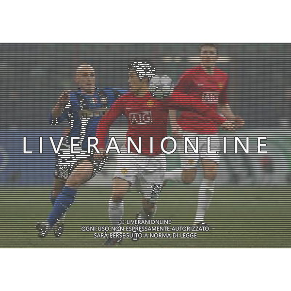 Milano 24-02-2009 Champions League 2008/09 Inter-Manchester United 0:0 nella foto esteban cambiasso e ji-sung park ph marco luzzani/ag aldo liverani s.a.s.