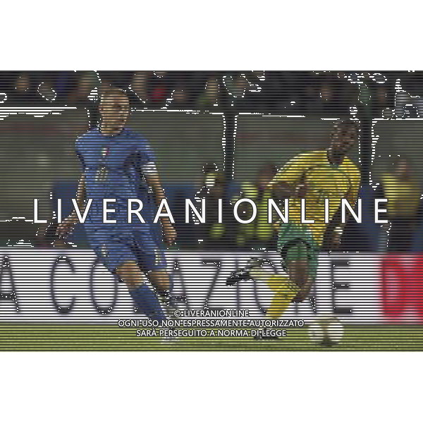 SIENA, 17 OTTOBRE 2007 CALCIO AMICHEVOLE ITALIA SUD AFRICA NELLA FOTO: DANIELE DE ROSSI E TEKO MODISE FOTO AG. A. LIVERANI