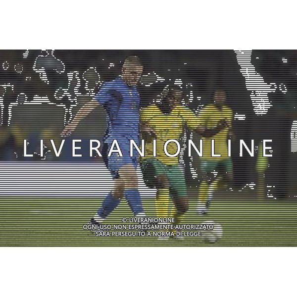 SIENA, 17 OTTOBRE 2007 CALCIO AMICHEVOLE ITALIA SUD AFRICA NELLA FOTO: DANIELE DE ROSSI E BENNY McCARTHY FOTO AG. A. LIVERANI