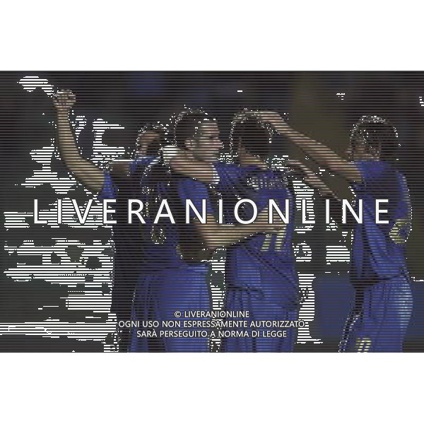 SIENA, 17 OTTOBRE 2007 CALCIO AMICHEVOLE ITALIA SUD AFRICA NELLA FOTO: ESULTANZA DOPO IL GOL DEL 2-0 DI CRISTIANO LUCARELLI FOTO AG. A. LIVERANI