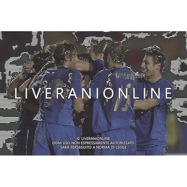 SIENA, 17 OTTOBRE 2007 CALCIO AMICHEVOLE ITALIA SUD AFRICA NELLA FOTO: ESULTANZA DOPO IL GOL DEL 2-0 DI CRISTIANO LUCARELLI FOTO AG. A. LIVERANI