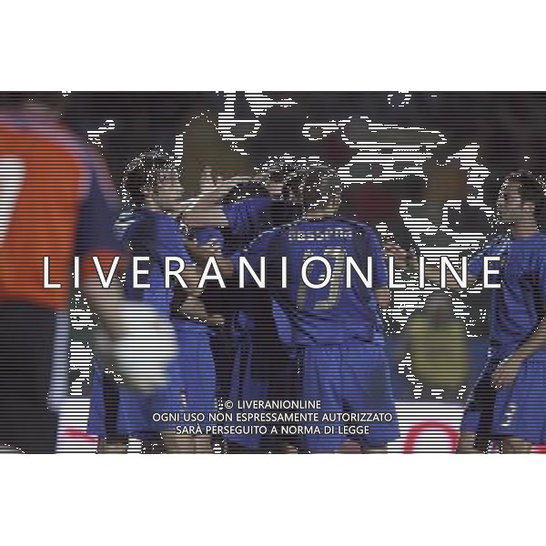 SIENA, 17 OTTOBRE 2007 CALCIO AMICHEVOLE ITALIA SUD AFRICA NELLA FOTO: ESULTANZA DOPO IL GOL DEL 2-0 DI CRISTIANO LUCARELLI FOTO AG. A. LIVERANI