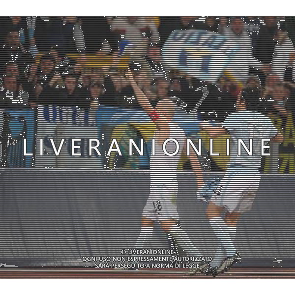 Lazio - Juventus 03/03/2009 semifinale andata Coppa Italia TIM CUP 2008/2009 nella foto: l\'esultanza dopo il gol di tommaso rocchi del 2-1 con stefano Mauri festeggiano con i tifosi ph. Corradetti / ag. Aldo Liverani Sas