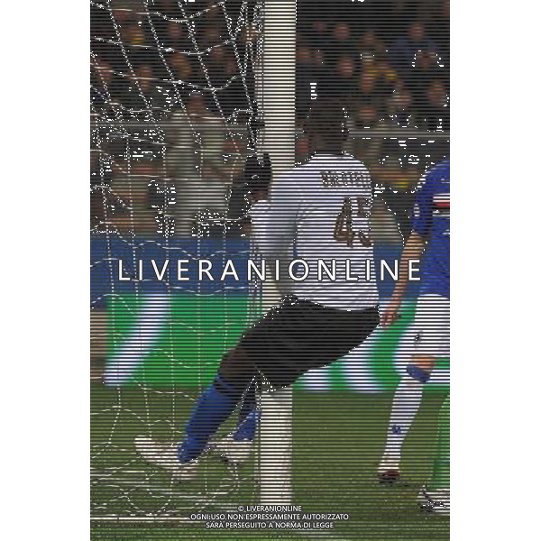 04-03-2009 Genova Sport Calcio Sampdoria Inter Semifinale Coppa Italia Tim 2008/2009 Nella foto: l\'infortunio di mario balotelli contro il palo ph.viganti/ag.aldo liverani sas