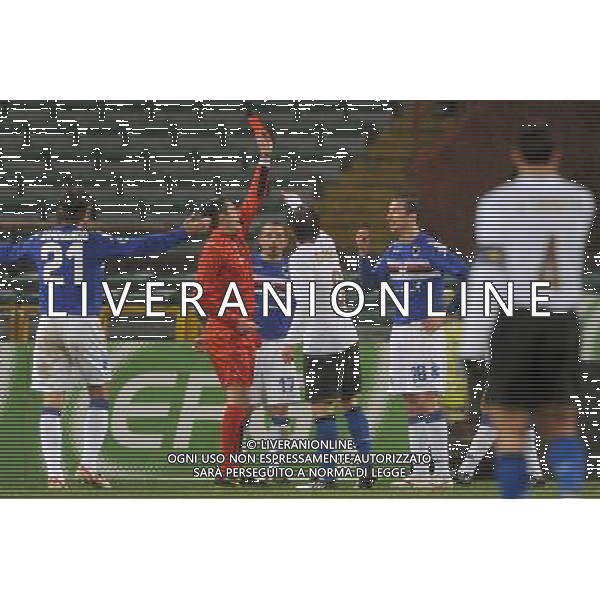 04-03-2009 Genova Sport Calcio Sampdoria Inter Semifinale Coppa Italia Tim 2008/2009 Nella foto: L\'arbitro Saccani espelle Gastaldello ph.viganti/AGENZIA ALDO LIVERANI SAS