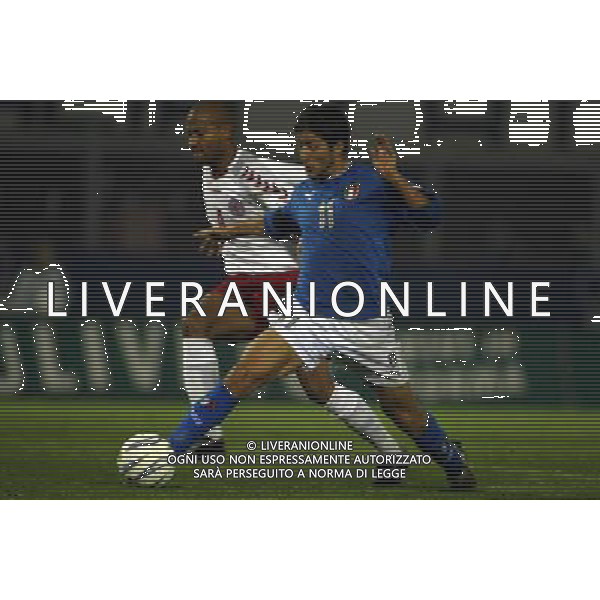 Rieti 19/11/2003 Italia-Danimarca qualificazioni Campionato Europeo Under 21 Nella foto: Sculli Giuseppe contro Traor.* Ph Gianni Nucci/Aldo Liverani