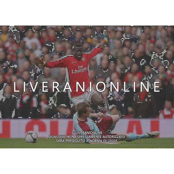 London, Date 08032009 Emirates Stadium The FA Cup sponsored by E.ON R5 Arsenal v Burnley IN THIS PICTURE: Emmanuel Eboue of Arsenal in action with Steven Caldwell of Burnleyanuel Eboue of Arsenal scores the 2nd goal 2-0 PH.ag ALDO LIVERANI SAS ONLY ITALY