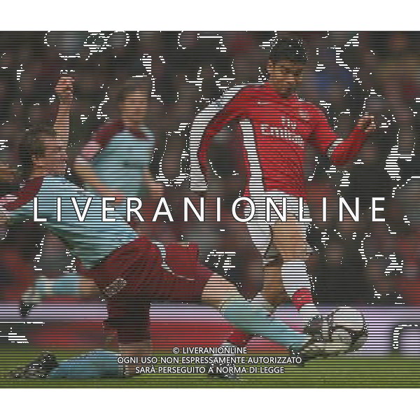 London, Date 08032009 Emirates Stadium The FA Cup sponsored by E.ON R5 Arsenal v Burnley IN THIS PICTURE: Steven Caldwell of Burnley challenges Eduardo of Arsenal PH.ag ALDO LIVERANI SAS ONLY ITALY