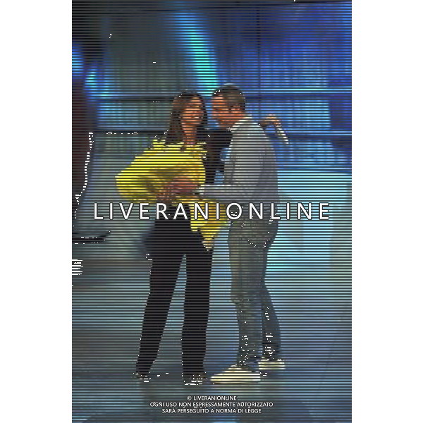 TRASMISSIONE TV. \' QUESTA DOMENICA\' NELLA FOTO: VINCENZO CANTATORE (pugile) REGALA UNA MIMOSA A PAOLA PEREGO © MASSIMO BRUNI - AG. ALDO LIVERANI SAS