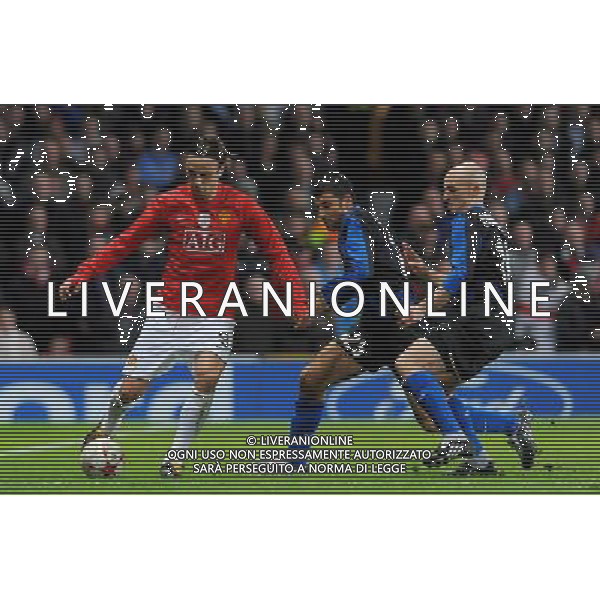 Champions League 2008/2009 Ottavi di Finale - Ritorno Manchester - 11.03.2009 Manchester United-Inter Nella Foto:BERBATOV-SAMUEL-CAMBIASSO /Ph.Vitez-Ag. Aldo Liverani