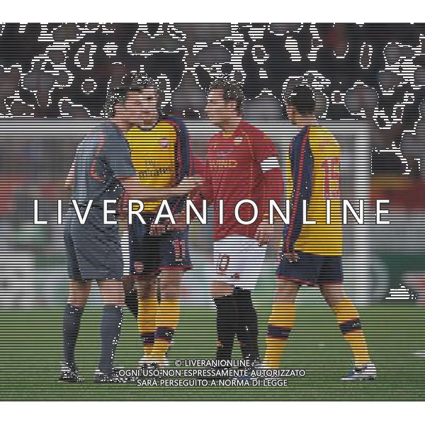 Roma Vs Arsenal 11/03/2009 Uefa Champions League 2008/2009 - Ottavi di finale ritorno nella foto: l\'arbitro Manuel Enrique Mejuto Gonzalez con francesco totti ph. Corradetti / ag. Aldo Liverani Sas